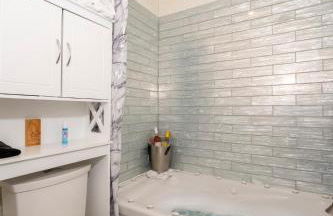 Arcade, Ping Pong, Hot Tub, Gas Grill, & King Bed - Photo 65