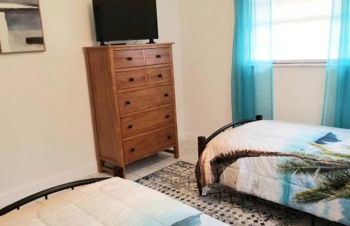 Whole House+Renovated+Pool+Lanai+BBQ+Close to All - Foto 33