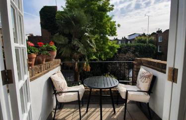 Lovely large 1 bed renovated flat w balcony & 600MB WiFi - Foto 1