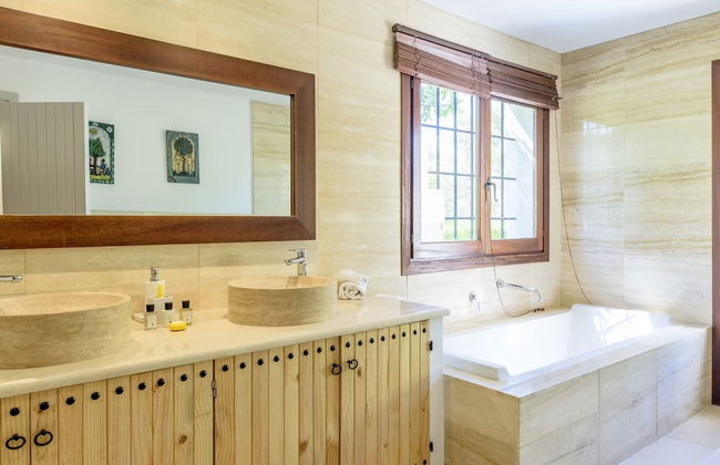 Traditional Villa With Garden - Photo 15