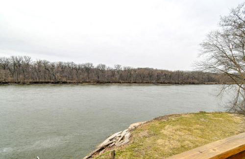 Riverfront Cabin Near Dtwn Pella with Game Room! - Foto 7