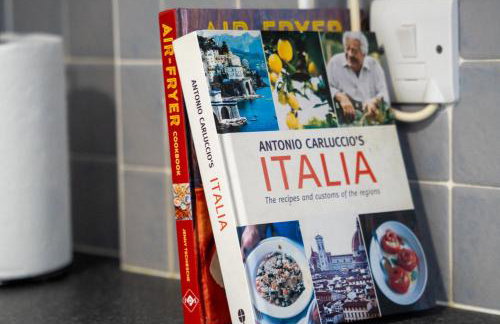 Comfortable 4 Bed Home - Free Parking & Fast WiFi - Foto 58