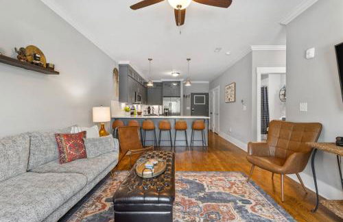 Only 4 Miles to Broadway with Free Parking and TVs in Bedrooms - Foto 15