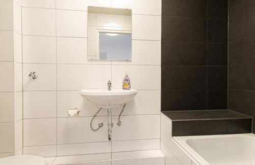 Tolstov Apartments - City Apartments with 2 , 3 and 6 Rooms - 15 Min to Messe DUS and Old Town DUS - Foto 26