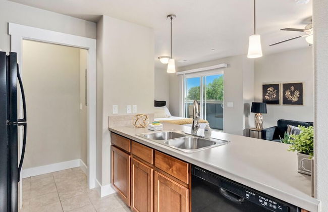 Contemporary Studio – Sunny, Stylish and Spacious - Photo 4