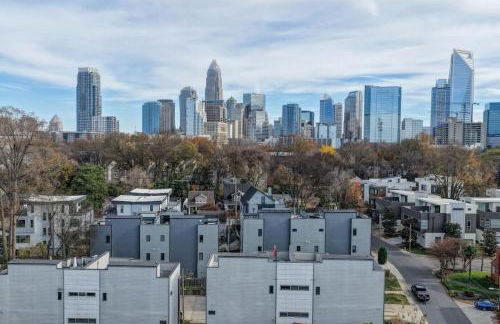 Luxe Townhome Rooftop Hot Tub Parking - Photo 21