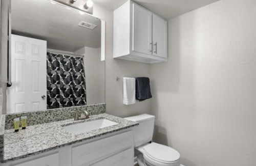 2BR Spacious Getaway Near Dwntown, Pool, UT Austin - Foto 3