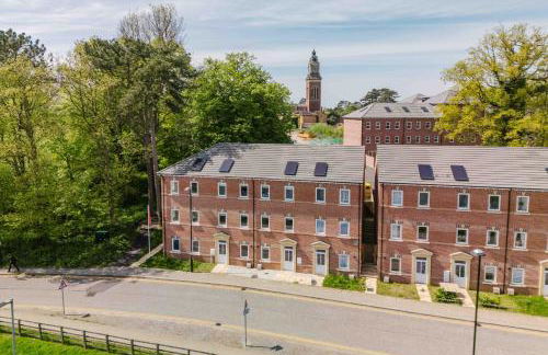 Modern and Comfortable Home away from Home - Photo 15