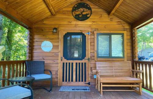 Serene 1BR Cabin near NC Z00 with Loft & Waterview - Foto 6