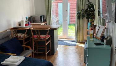 The Cherry Hill Studio - Kitchenette, bathroom, parking and lovely garden - Foto 3