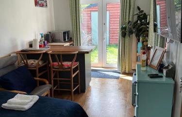 The Cherry Hill Studio - Kitchenette, bathroom, parking and lovely garden - Photo 3