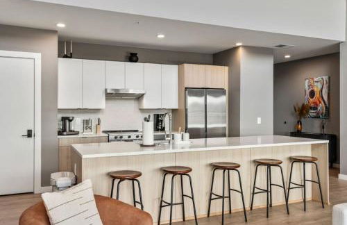 Penthouse Luxury with Pool Patio and City View plus Walk to Broadway - Foto 39