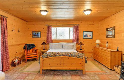 Romantic Riverfront Cottage - 1 Mile to Winthrop! - Foto 8