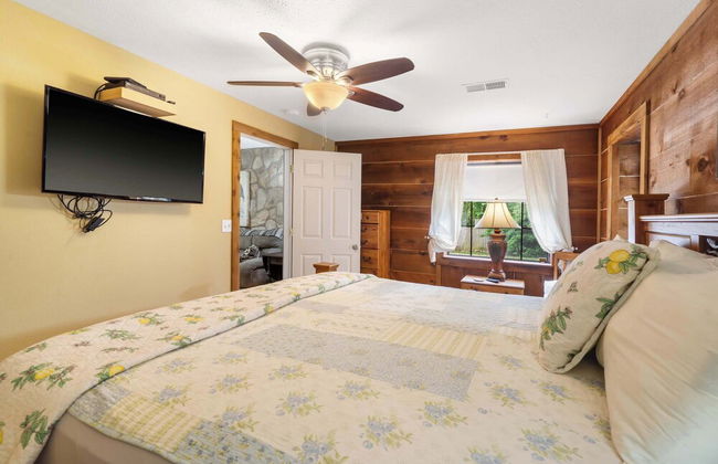 The Cozy Cottage Getaway - Private Pool & Hot Tub - Photo 4