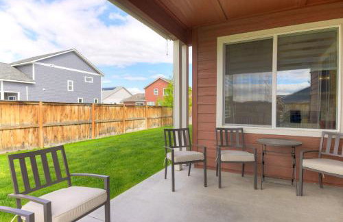 Scenic Modern Home with Private Patio & Fireplace - Foto 44