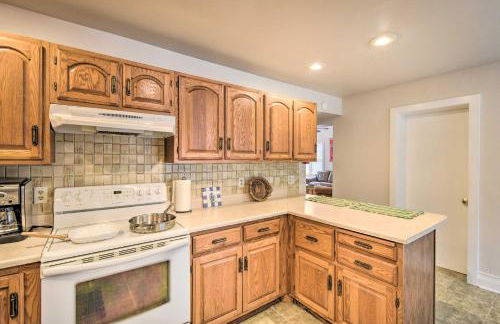 Walkable Lake Elkhart Apt Dine, Shop, Swim! - Foto 7