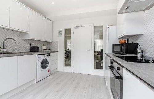 New Modern 2-Bed Apartment in Central Southend, Sleeps 5, Contractor Friendly - Foto 13