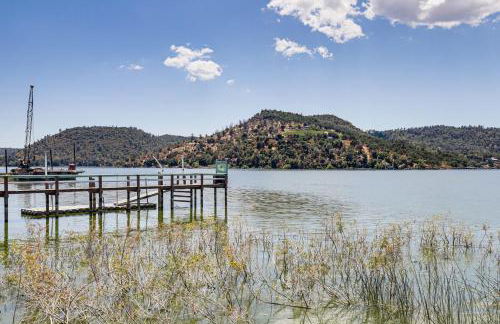 Watefront Getaway with Mtn Views and Dock in Clearlake - Foto 25