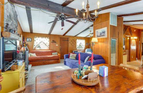 Hike, Ski and Unwind Cabin with Deck in Chester! - Foto 5