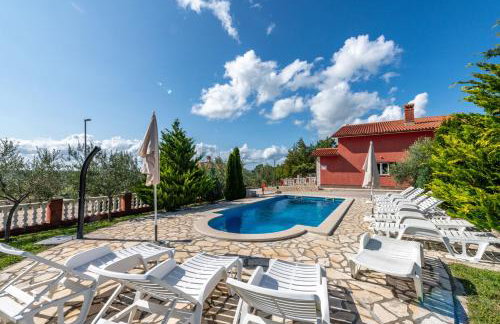 Villa Marić, a charming villa with a beautiful poolside - Foto 1