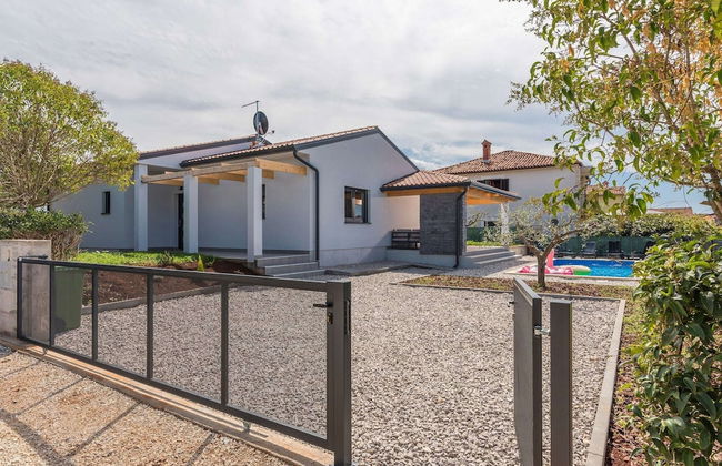 Villa in Novigrad With Private Pool and Beach - Photo 27