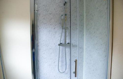 Royale Green View House- free parking, Wifi, Perfect for Contractors and Holiday - Photo 24