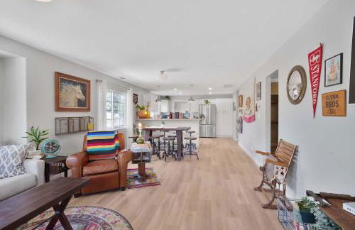 Hot Tub Fire Pit Pet Friendly Walk to Bell St - Foto 8