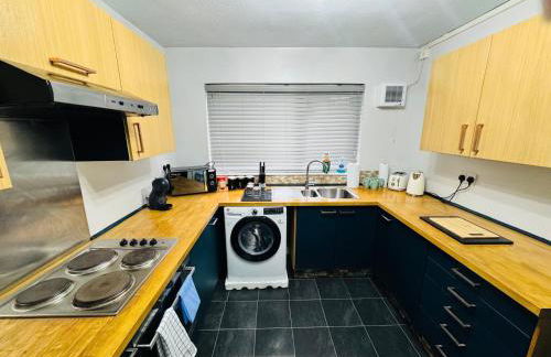 Luxury 2-Bed Apartment,Office with Built-In TV King Bed, Private Entrance and free Parking - Foto 4