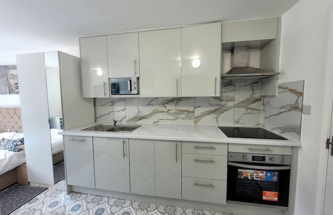 Tranquil Studio Retreat With Free Parking - Photo 5