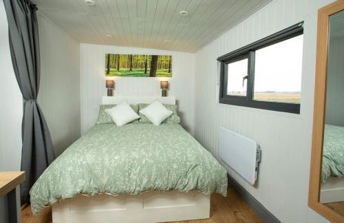 Holly Lodge - Quirky Shepherd's Hut With Hot Tub - Bespoke Made From A Salvaged Railway Carriage - Foto 7