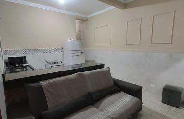 Casa para Famílias e Grupos com Ar-condicionado, Churrasqueira e estacionamento próximo em Praia Grande - Foto 2