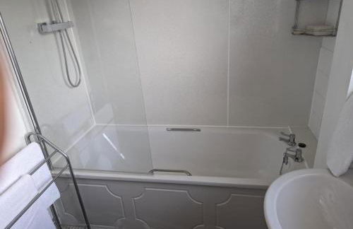 Central 1-Bed Apt Sleeps 4 5 mins to Station - Photo 11