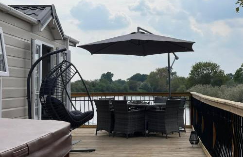 Riverside Lodge, with Hot tub on The River Severn - Photo 1