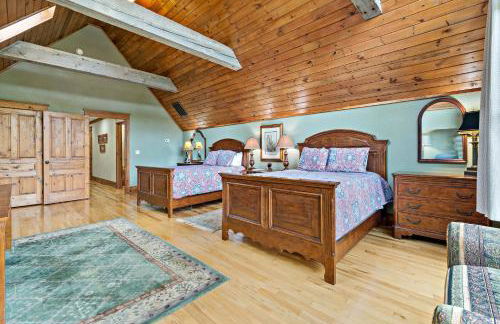 Lakefront Retreat Luxury Home with Private Dock - Photo 34