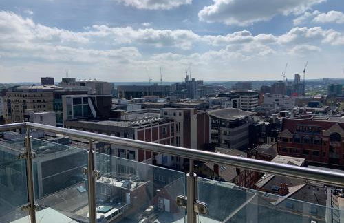Award Winner of 2026 &2025 traveller & Best guest rated apartment, two bedroom, #1 Leeds city centres most central location, Great 180 degree views,balcony , PARKING onsite, Netflix & WiFi - Foto 34
