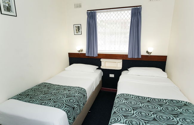 Dolphin Lodge - Photo 4