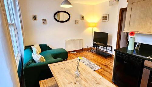 Lovely 1 Bed Apartment a step to Zone 2 Station - London - Foto 2