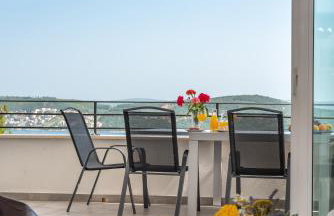Villa Confido - Luxury 3BR Apartment with Private Pool near Trogir - Photo 12