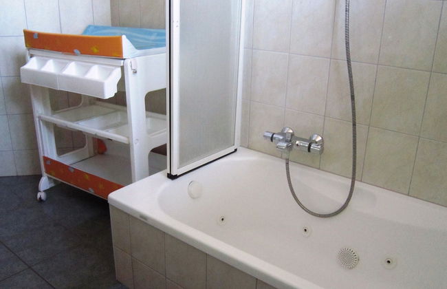 Combine City & Countryside in Well Kept House With Many Games, Next to a Farm - Foto 19