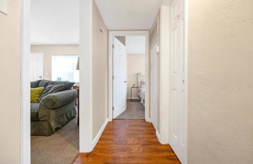 Longer Stay for Travelers Blocks from Hospital and Downtown Security Gates - Foto 45