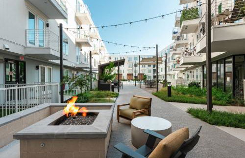 Poolside Luxury 1BR w Private Patio - Photo 50