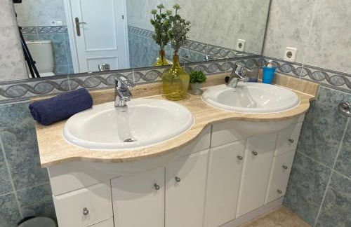 Villa Med A 2 kilometros andando de la playa, del puerto de Aguadoç y a 4 del centro de Sitges Muy Soleada todo el dia Capacidad superior a 16 personas NO REQUIERE COCHE - Foto 35