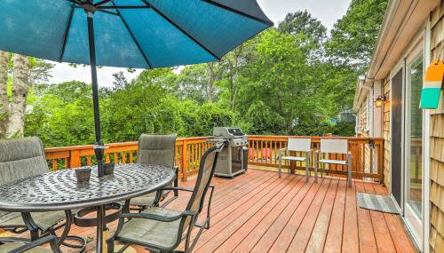 Yarmouth Cottage with Grill and Yard, Walk to Beach - Foto 2