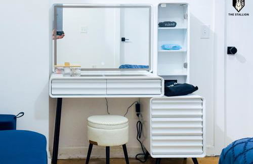 The Stallion #101 - 1BD Modern Loft with Private Patio - Walk to various attractions - Foto 2