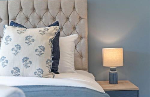 Stunning Countryside Home in Surrey by 53 Degrees Property, Ideal for Family Getaways, Private Tennis Court! - Foto 41