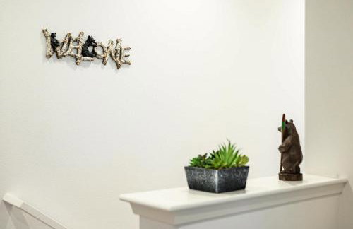 Spacious 5BR Getaway w Game Room & Modern Comfort - Photo 38