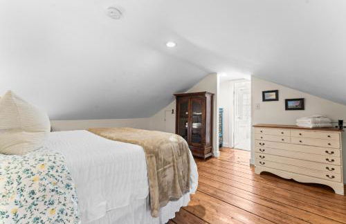 The School House Cottage, Historic 1BR Mystic River Stay Near Seaport - Foto 8