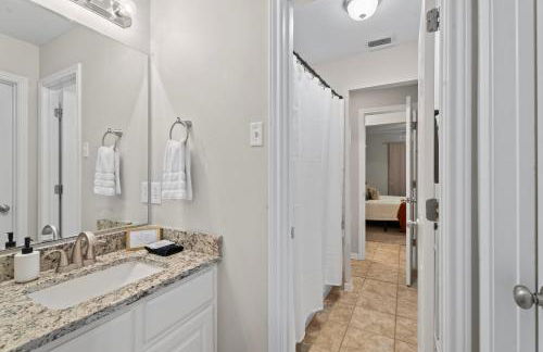 Near Texas A&M, Spacious Living Room, 4 Queen Beds - Foto 24