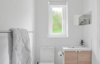 Heathercroft House-Modern 3 bedroom house with stunning views - Photo 12