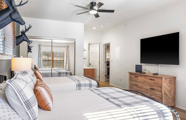 T Time Getaway - Overlooking Golf Views! - Photo 4